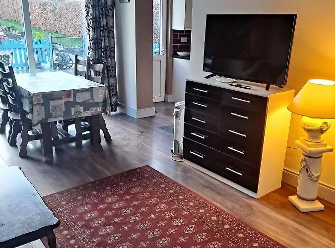 2-bed Sleeps 6 With Parking *