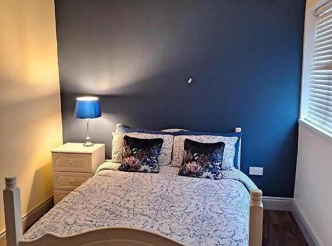 2-bed Sleeps 6 With Parking *